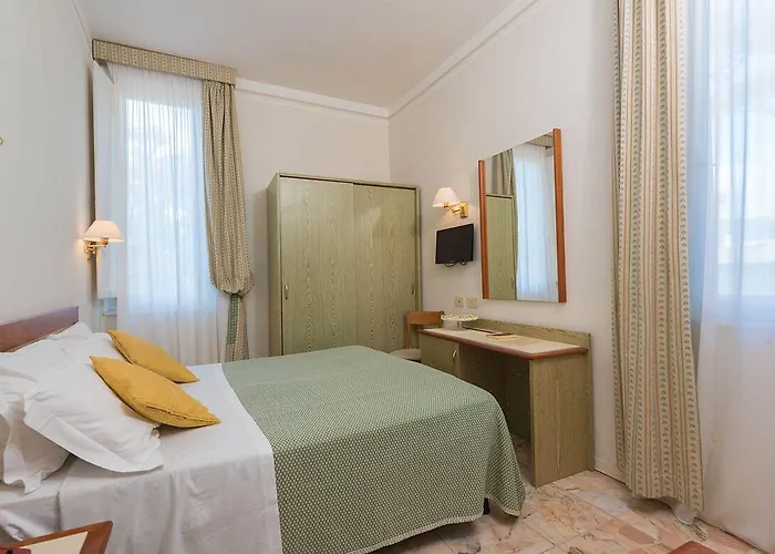 蒂兹雅娜别墅酒店 3* 马里纳-迪-皮特拉桑塔